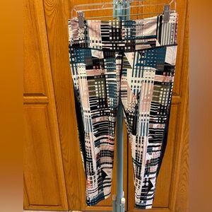 Victoria Sport Geometric Patterned Leggings.